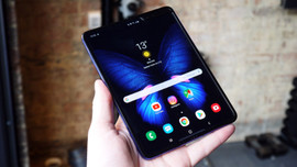 Ekranı katlanabilen telefon Galaxy Fold yenilendi