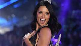 Adriana Lima'dan mini etekli tuvalet pozu