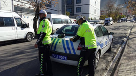 Trafik polisi, eşine ceza yazdı