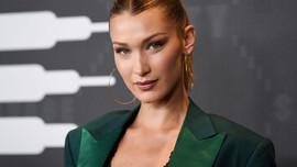 Bella Hadid gelinlikte de şeffaf tercih etti