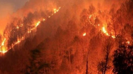 Trodos'taki Platres köyünde yangın çıktı
