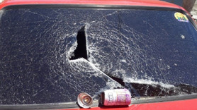 Patlayan deodorant kutusu otomobilin camını kırdı