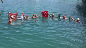 Mersin'den Kıbrıs'a yüzerek geldiler!