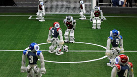 Robotlar 2050'de insanlarla futbol oynayacak