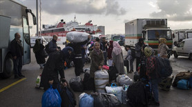 Yunan adalarındaki sığınmacılar taşınıyor