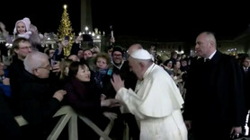 Papa elini bırakmayan kadına tepki gösterdi