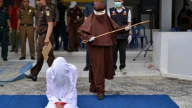 Endonezya'da kadın kırbaç ekibi tanıtıldı