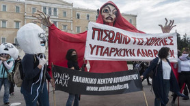 Yunanistan'da sanatçılardan protesto
