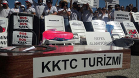 KKTC’de turizmcilerden tabutlu şezlonglu eylem