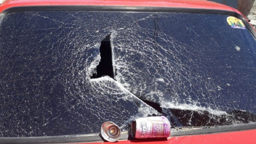 Patlayan deodorant kutusu otomobilin camını kırdı