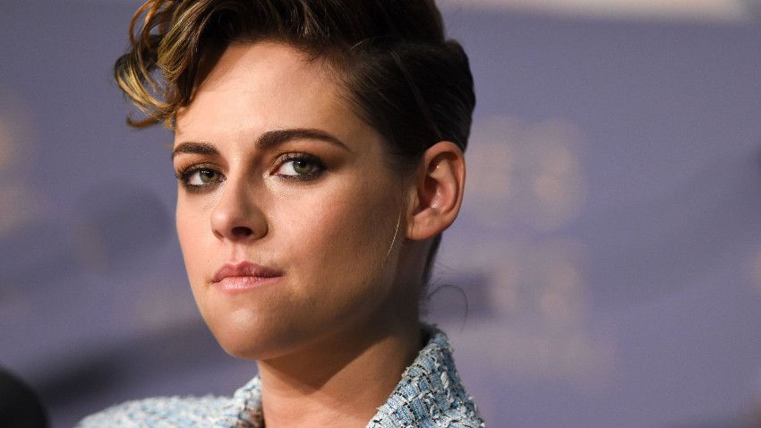 Kristen Stewart üstsüz güneşlenirken yakalandı