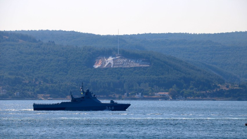 Rus askeri gemileri peş peşe Boğaz'dan geçti