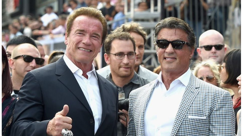 Schwarzenegger ve Stallone arasında bıçak düellosu