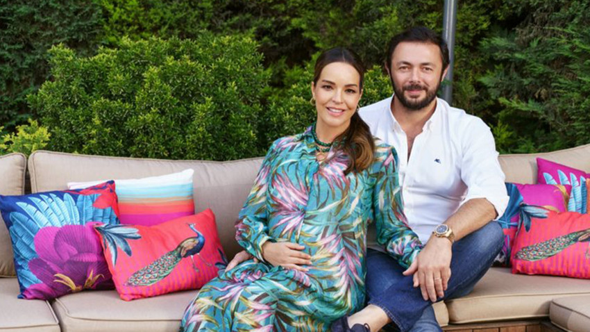 Bengü: Bir saniye, süt sağacağım…