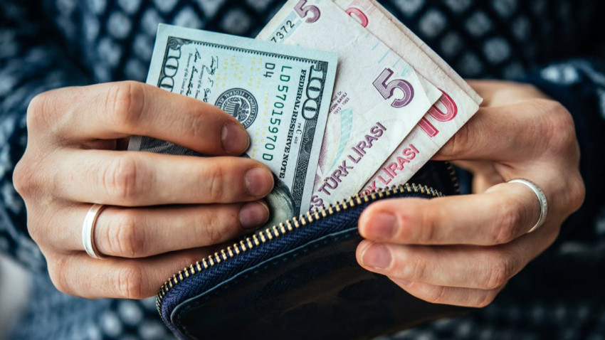 Türk Lirası dolar karşısında erimeyi sürdürüyor