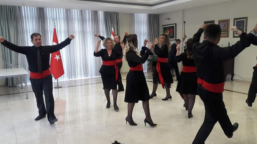 KKTC'de Büyükelçilik rezidansında zeybekli Öğretmenler Günü kutlaması