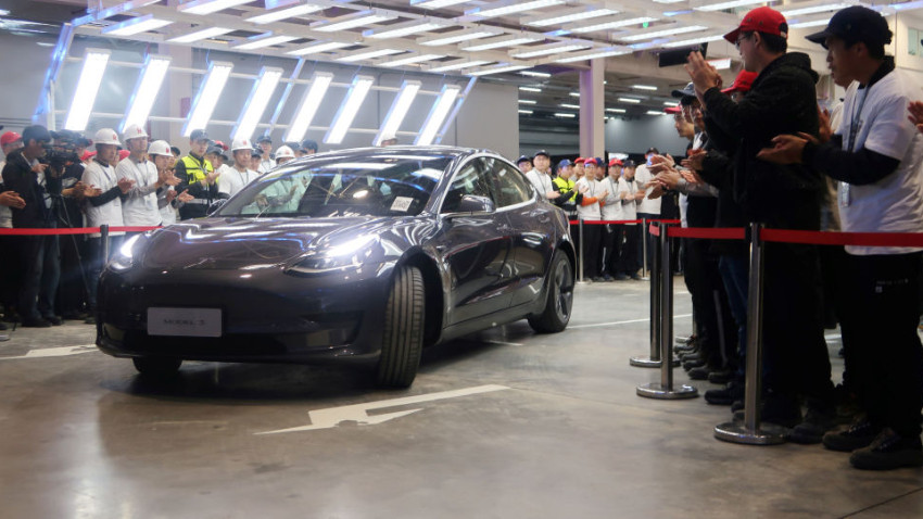 Tesla, 'Çin malı' ilk araçlarını törenle teslim etti