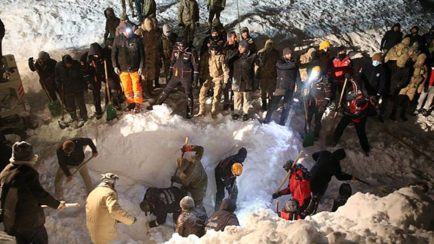 Arama kurtarma ekibinin üzerine çığ düştü