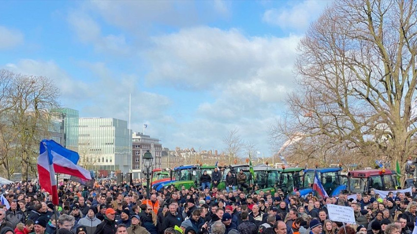 Hollanda'da binlerce çiftçi hükümeti protesto etti