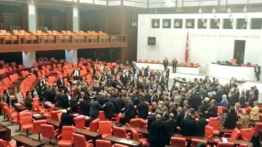 Türkiye Meclisi'nde yumruklu kavga çıktı