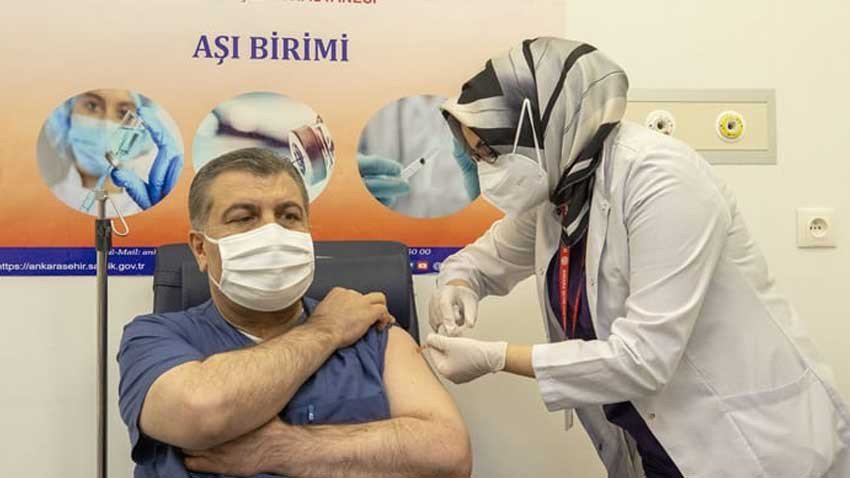 İlk koronavirüs aşısı Sağlık Bakanı Koca'ya...