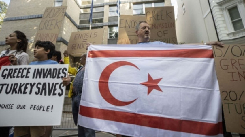 Kıbrıslı Türkler, Yunanistan’ın Londra Büyükelçiliği önünde gösteri yaptı