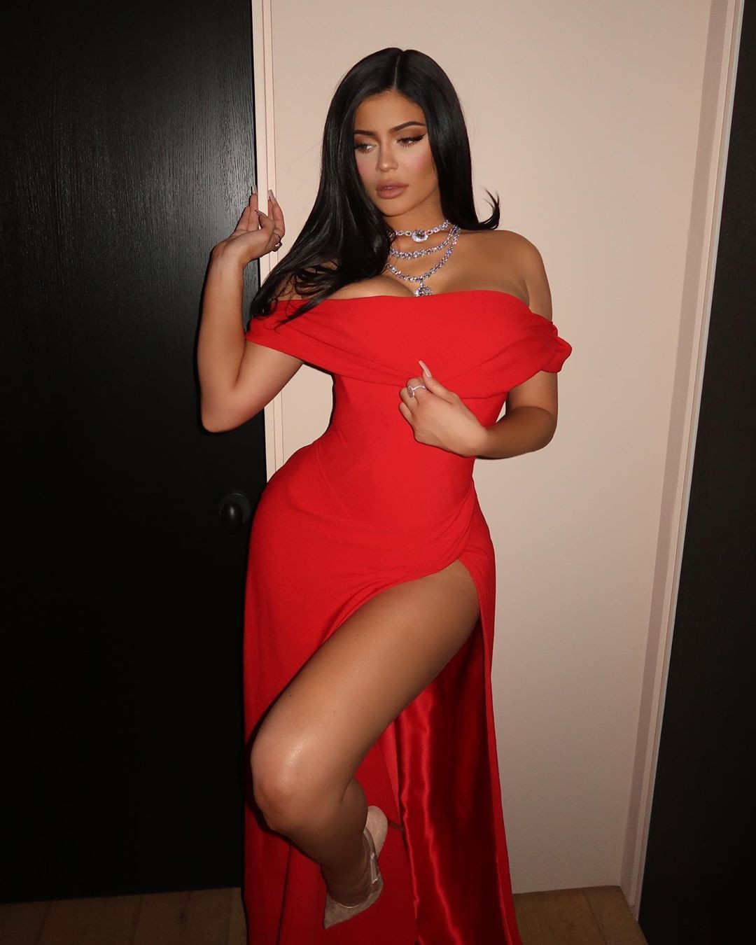 Kylie Jenner'ın kırmızı derin dekolteli elbisesi olay oldu - Sayfa 3